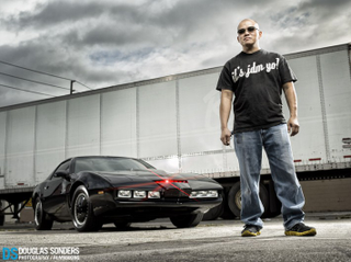 Illustration for article titled Photoshoot with KITT From Knight Rider And The A Team Van